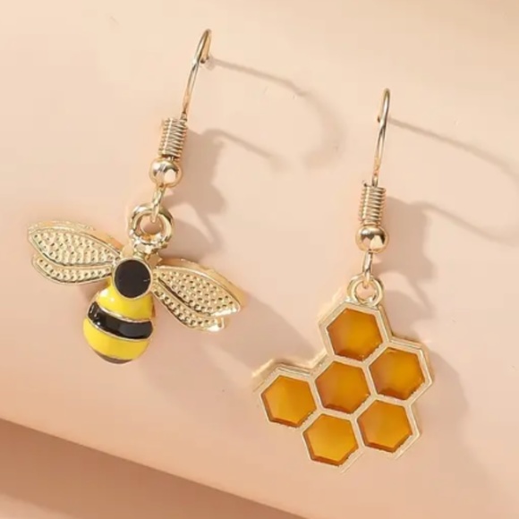 NWT Bee & Honeycomb Mismatched 22K Gold Plated Drop Earrings Fashion Jewelry - Picture 2 of 6